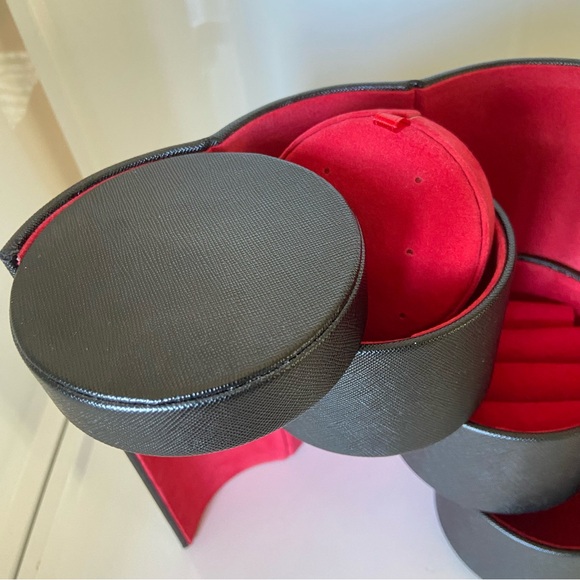 UNO de 50 | Black Travel Jewelry Case w/Gold Chain Adjustable Arm Strap - Picture 9 of 14